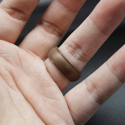 Verkaufsschlager-Silikon-Ring Step Edge Wedding Band-Silikon Amazonas trägt Ringe für Männer zur Schau