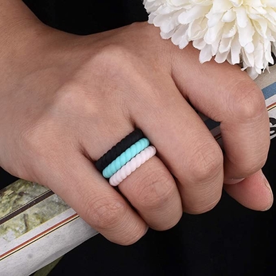 Dünnes umsponnenes stapelbares Sport-Schwarzes Ring Hypoallergenic Silicone Wedding Rings für Frauen